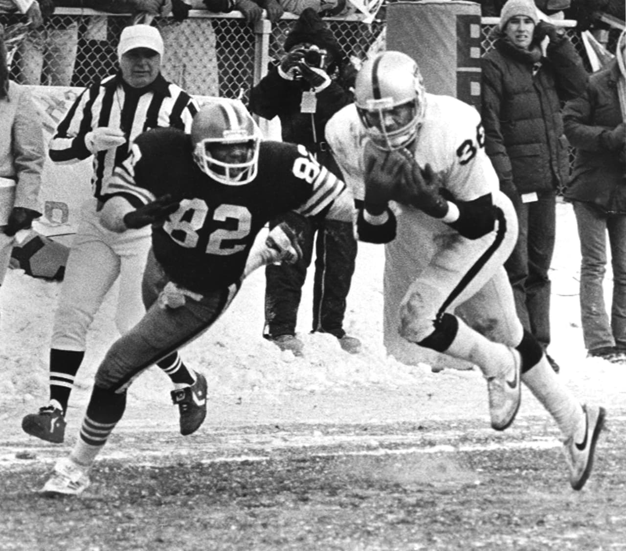 MIKE DAVIS – Oakland Raiders, 1ª. Selección en 1977 Los Raiders ganaron el Super Bowl XI, no tuvieron selección de 1a. Ronda. En un cambio con Green Bay cedieron su lugar, los Packers escogieron al ala defensivo Ezra Johnson. Los Raiders seleccionaron hasta la 2a. Ronda, al profundo Mike Davis quien se hizo famoso en los playoffs de 1981 cuando interceptó un pase de Brian Sipe de Browns en la zona de anotación. Luego Oakland ganó el Super Bowl XV.