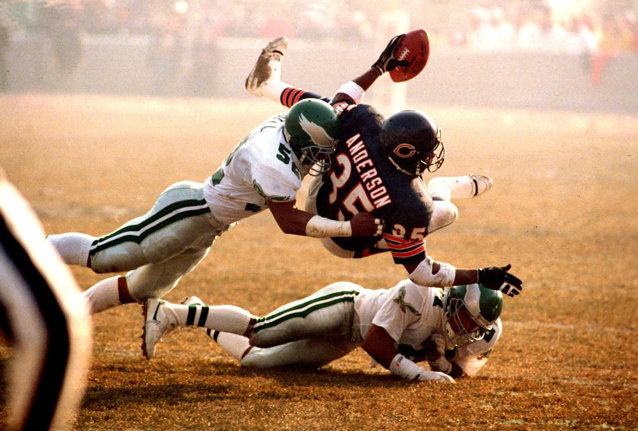 NEAL ANDERSON - Chicago Bears, 1ª. Selección en 1986 Chicago ganó sin problemas el Super Bowl XX y sabían que los años de gloria de su corredor estelar Walter Payton ya habían pasado. Por ello seleccionaron al corredor Neal Anderson, egresado de Florida, como posible sucesor de una gloria, pero eso no es fácil. Anderson jugó 8 años con los Bears pero apenas superó las 6 mil yardas.