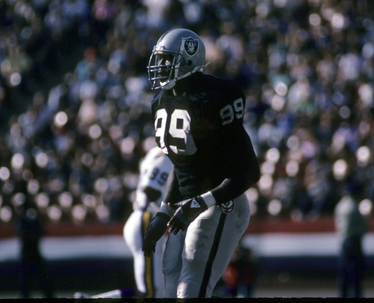 SEAN JONES - Los Angeles Raiders, 1ª. selección en 1984 Los Raiders campeones del Super Bowl XVIII no tuvieron selección en la Primera Ronda, pero en la Segunda escogieron al ala defensivo Sean Jones, apodado en México “El gigante de Jamaica”. Jones nació en Kingston, pero estudio en Northeastern. Jugó 13 años en la NFL, solo 3 con Raiders, llegó a 113 capturas de quarterback en su carrera y fue campeón con Green Bay en el Super Bowl XXXI.
