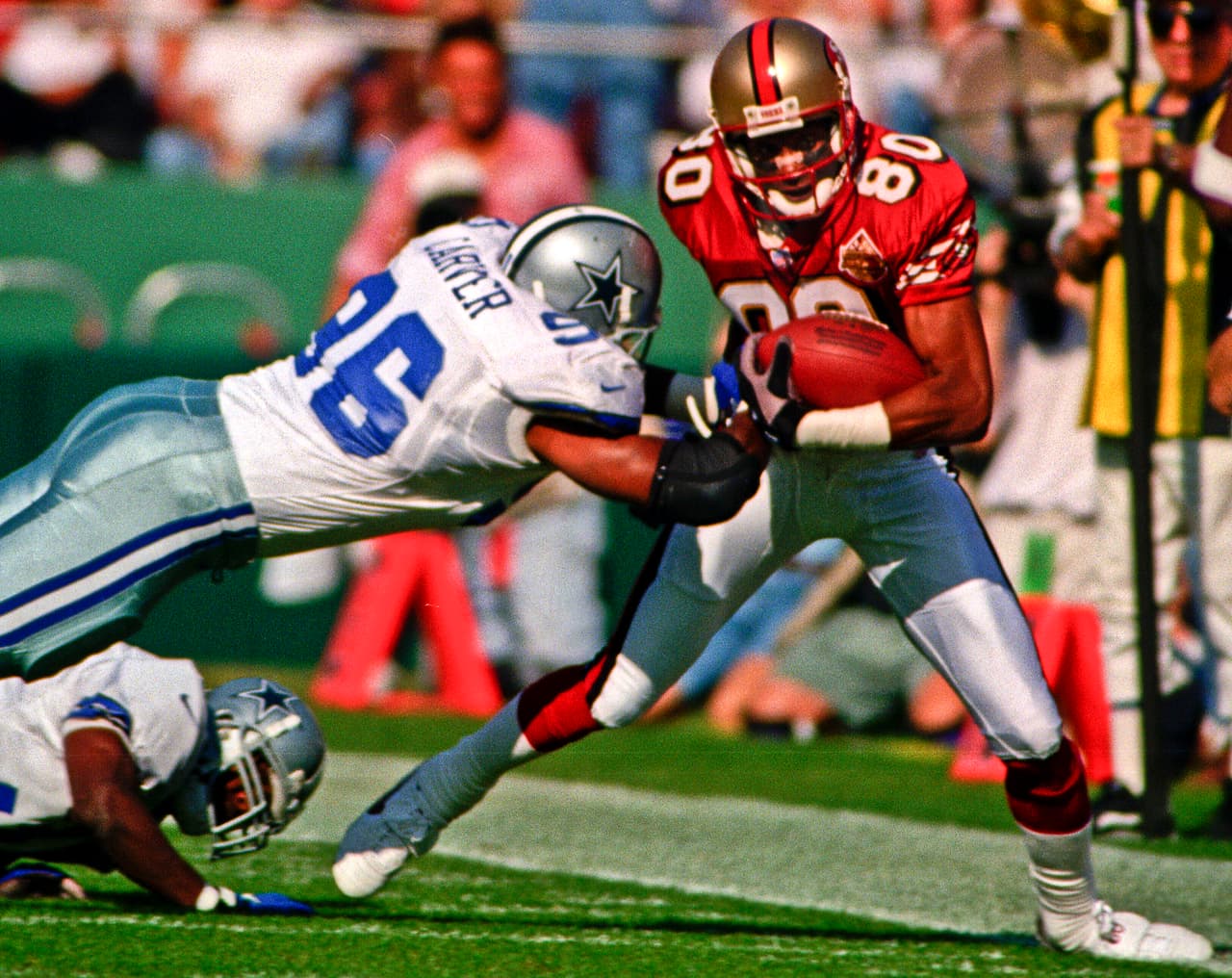 SHANTE CARVER - Dallas Cowboys, 1ª. Selección en 1994 Los bicampeones Dallas Cowboys empezaron su propio descenso. Primero se acabó la era del coach Jimmy Johnson, empezaba la época de Barry Switzer como coach. Luego su primera selección fue el desconocido Shante Carver, ala defensivo de Arizona State, un fracaso en la NFL.