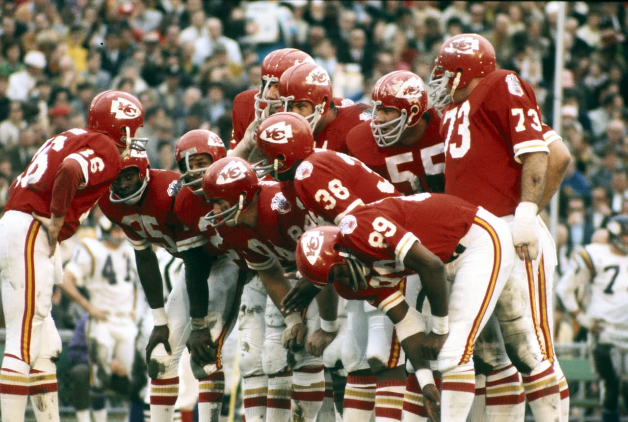 SID SMITH – Kansas City Chiefs, 1ª. Selección en 1970 Los Chiefs ganaron el Super Bowl IV y en el primer Draft de la nueva NFL fusionada seleccionaron a Sid Smith, tackle ofensivo egresado de USC. Debido a que eran campeones, los Chiefs fueron los últimos en seleccionar. Smith jugó 3 temporadas, trató de regresar en 1974 con Houston pero desapareció del mapa.