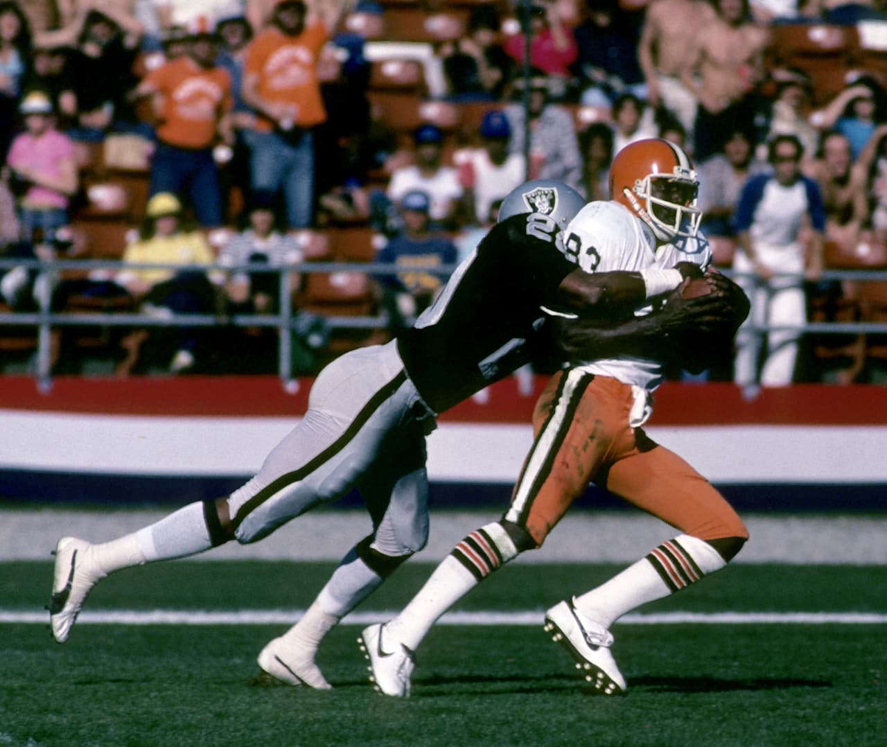 TED WATTS – Oakland Raiders, 1ª. selección en 1981 Oakland se convirtió en el primer equipo campeón de Super Bowl llegando de comodín a los playoffs. Para iniciar su defensa del título tuvieron 2 selecciones en la Primera Ronda del Draft en 1981, ambas desperdiciadas. Ted Watts, esquinero de Texas Tech y Curt Marsh, tackle ofensivo de Washington, ambos sin historial ganador en la NFL.