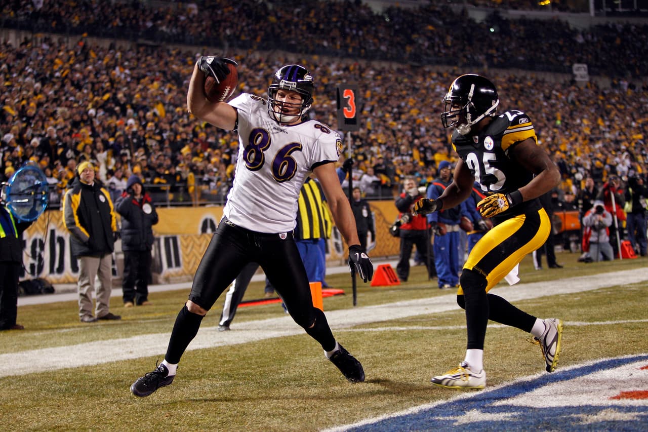 TODD HEAP - Baltimore Ravens, 1ª. Selección en 2001 Baltimore Ravens ganaron el Super Bowl XXXV con una tremenda defensive encabezada por Ray Lewis. Faltaba reforzar la ofensiva, por lo que pensaron en seleccionar armas, entre ellas el ala cerrada Todd Heap, egresado de Arizona State. Fue una elección exitosa, Heap es líder histórico de los Ravens en recepciones y touchdowns. Salió del equipo antes de ganar su segundo Super Bowl.