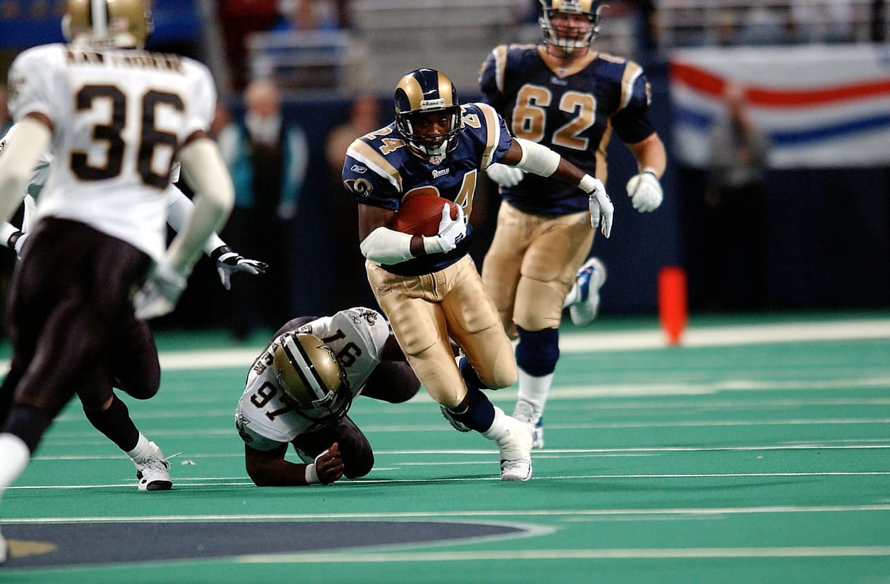 TRUNG CANIDATE - St.Louis Rams, 1ª. Selección en 2000 St.Louis Rams ganaron el Super Bowl XXXIV por una yarda pero lo hicieron. En el siguiente Draft seleccionaron a un corredor desconocido llamado Trung Canidate quien toda su carrera siguió siendo desconocido. Pasó 3 años con los Rams, uno con Washington y se fue al olvido.