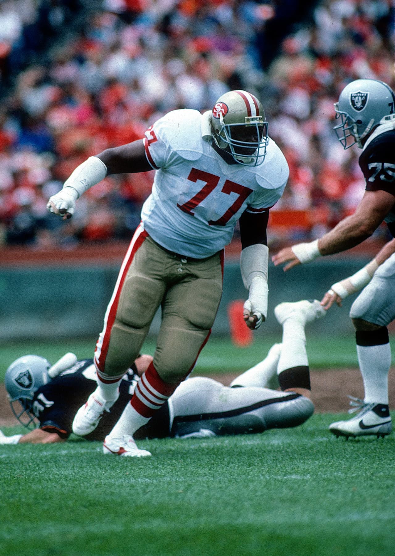 WILLIAM “BUBBA” PARIS – San Francisco 49ers, 1ª. Selección en 1982 Luego de ganar el Super Bowl XVI, los 49ers pensaron en una mejor protección para su joven quarterback Joe Montana. Por ello tomaron a Bubba Paris, tacke ofensivo egresado de Michigan. Podemos considerarlo el primer gran acierto en el Draft para el equipo campeón. Jugó 8 años en San Francisco, ganó 3 Super Bowls y fue titular en 105 de 130 partidos en la NFL.