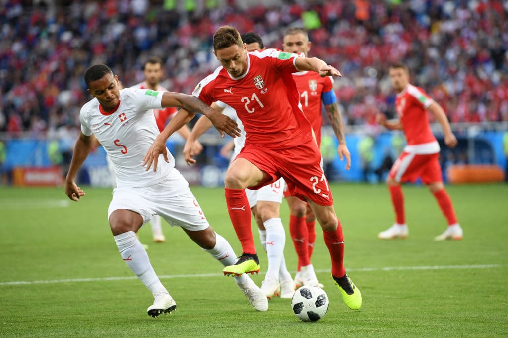 De acuerdo como se esperaba el cotejo, suizos y serbios forcejeron como en el juego de jalar la cuerda en el mediocampo, con mucha disputa del esférico, dadas las condiciones de ambas selecciones.