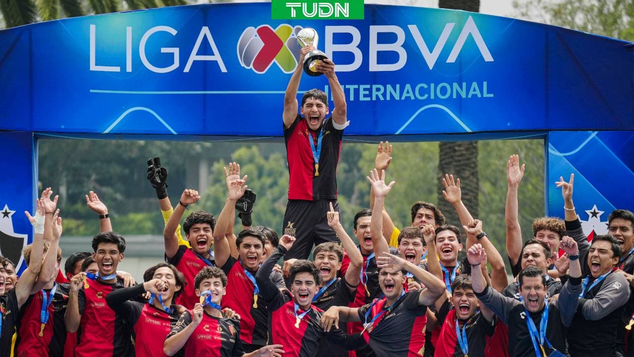 Atlas levanta el trofeo de campeón.