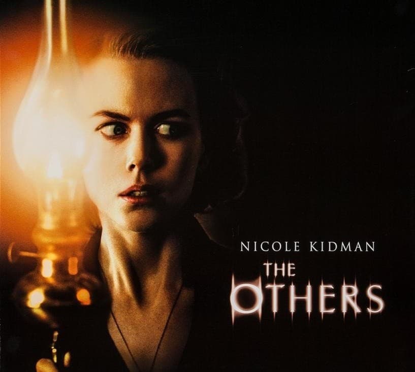 The Others
<br>Una mujer viuda comienza a sentir sucesos extraños, que indican la presencia de fantasmas en su apartada mansión.