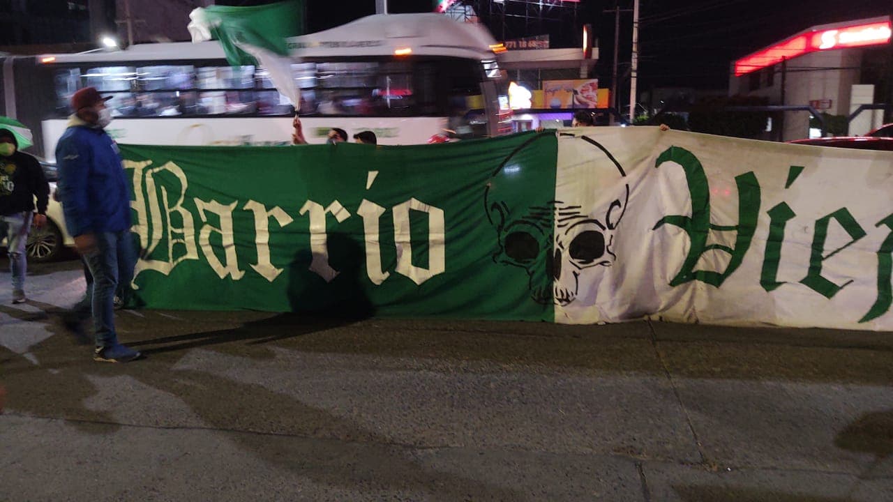 Así se vive la previa de la Semifinal de vuelta León vs Chivas | Los aficionados del conjunto esmeralda dejaron de lado los protocolos sanitarios para apoyar en el Estadio de León.