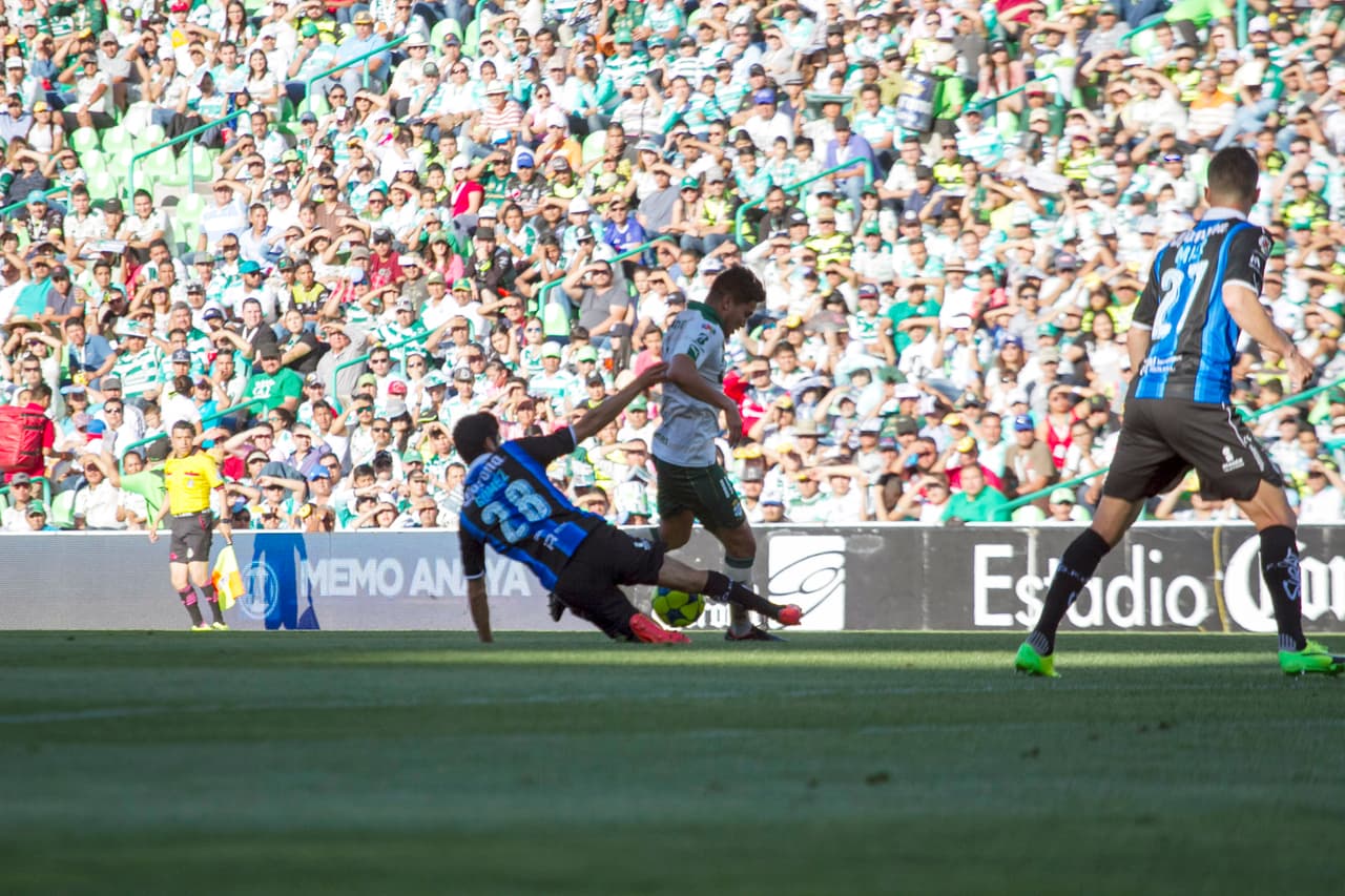 El duelo fue cerrado. En la imagen, Ulises Dávila y Jaime Gómez se disputan un balón.