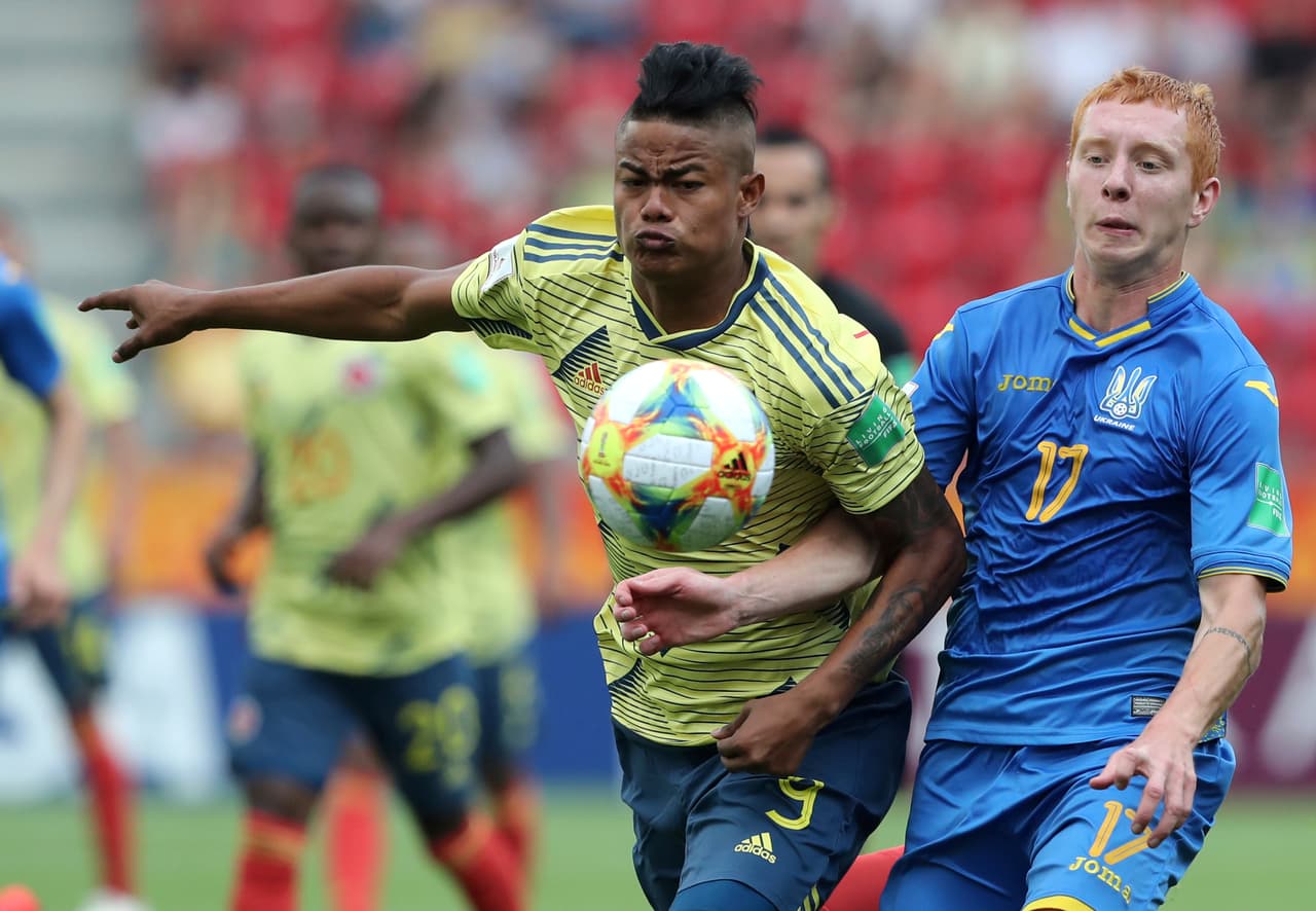 A falta de 15 minutos para el final del juego los colombianos comenzaron a hacer mucho más daño. Tenían la pelota pero podían darle un mejor manejo, incluso haciendo protagonista al portero rival, mandando balones cerca del arco.