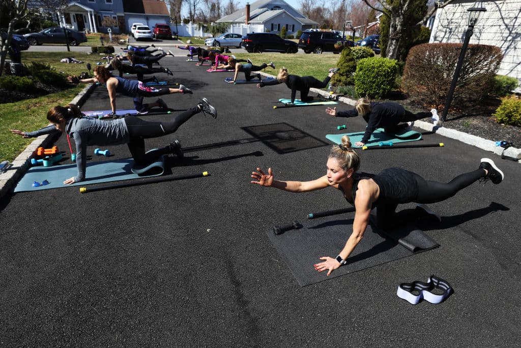 Tras la emergencia del coronavirus, Jamie Benedik organizó clases de fitness a puerta abierta en Long Island. Los asistentes tomaron la sesión conservando una distancia prudente entre ellos.