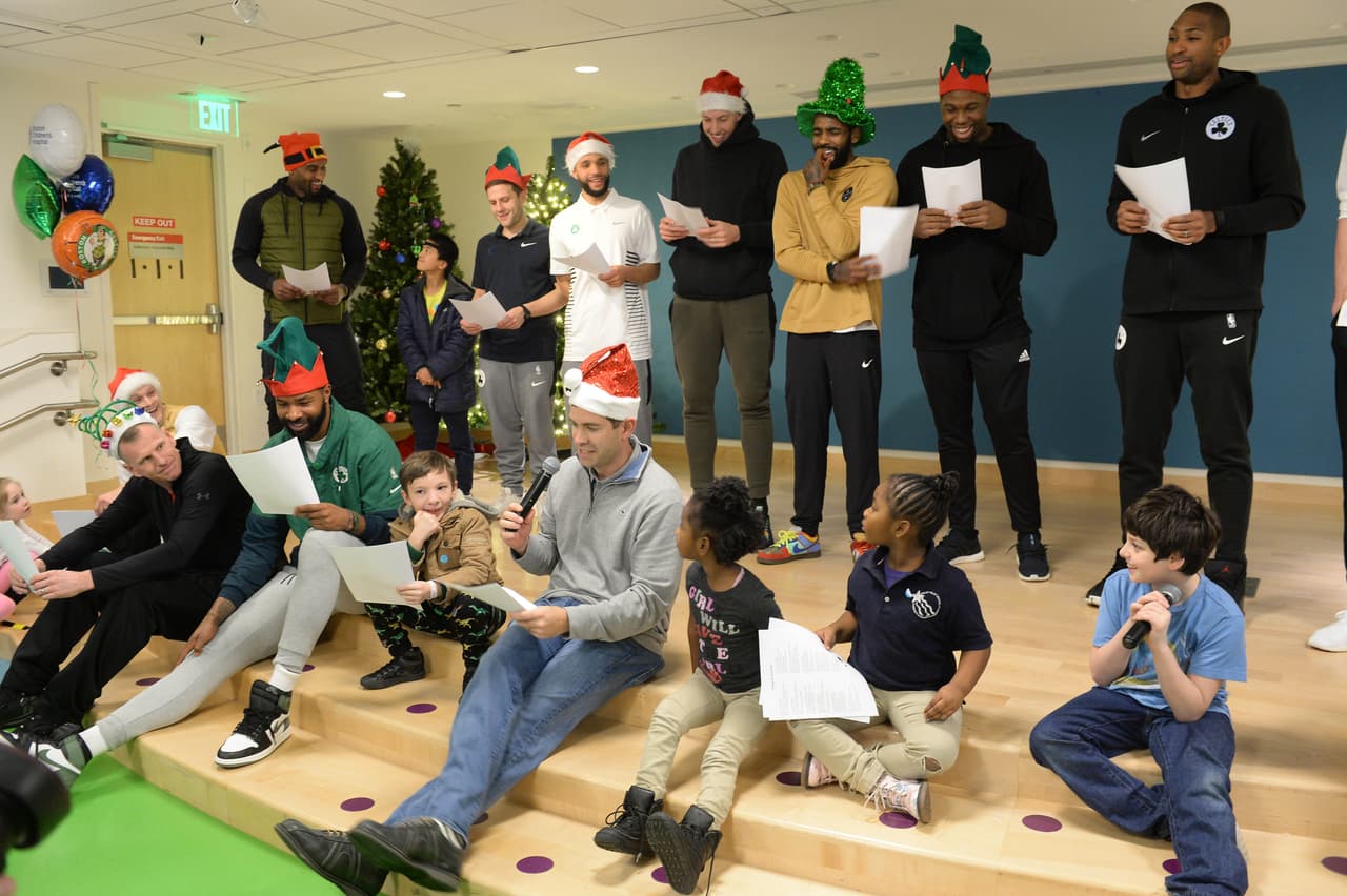 Jugadores y niños prepararon un villancico para atraer el espíritu navideño.