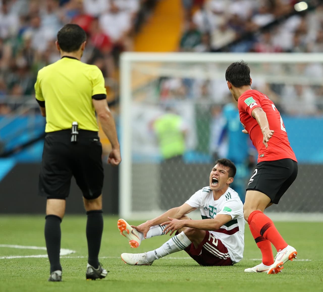 El castigo no paró para Hirving Lozano en la segunda mitad y, tras varias entradas, Juan Carlos Osorio decidió darle descanso.