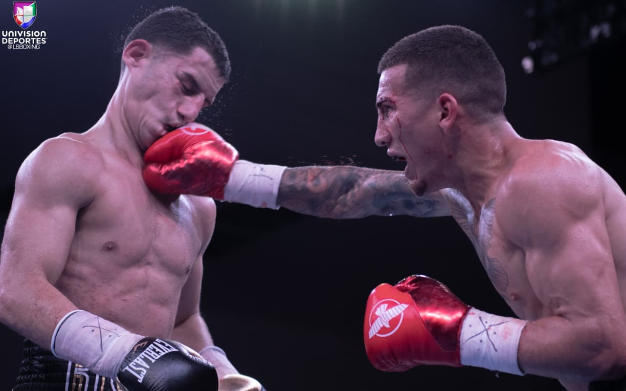 En el cartelera estelar, el prospecto de Top Rank, Jean Carlos Rivera (15-1-0, 10KOs) de Puerto Rico sucumbió a la implacable presión de Jason Sánchez (13-0-0, 6KOs) de Albuquerque, Nuevo México.