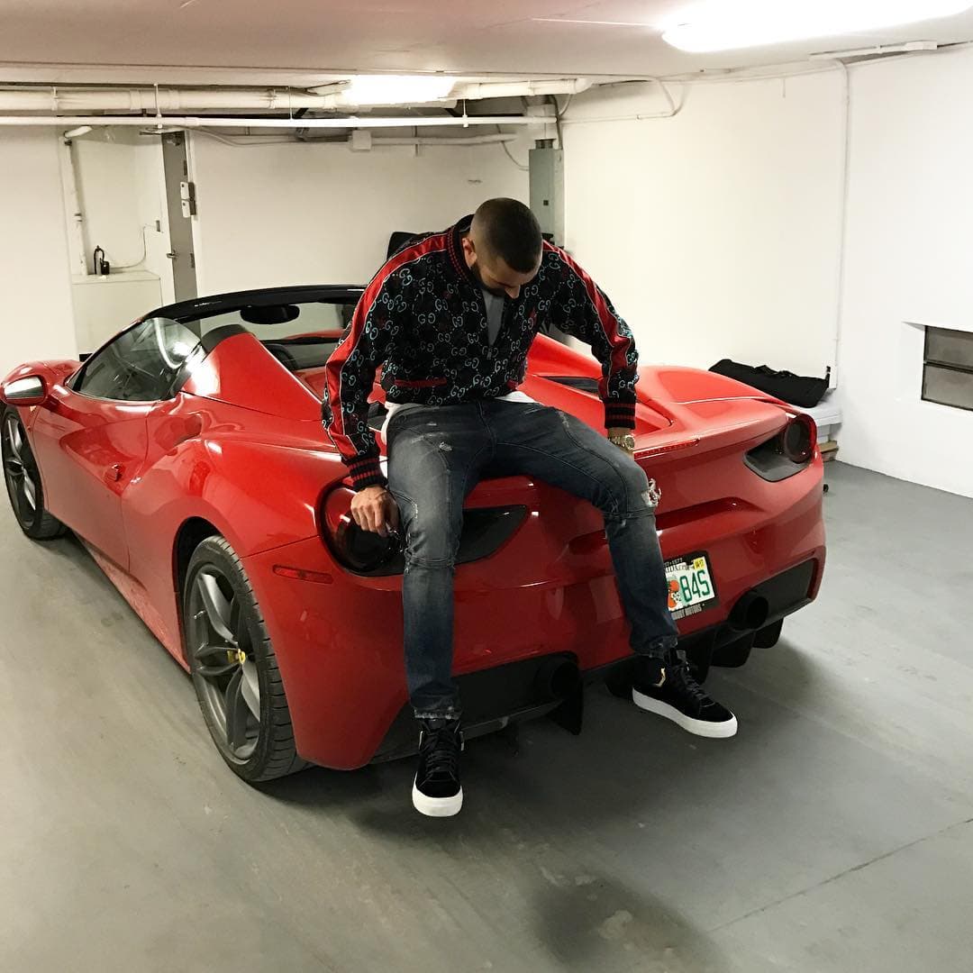 <h3 class="cms-H3-H3"><b>Ferrari 488 Spider</b></h3>
<br>
<br>Jugar para los mejores clubes de fútbol en Europa y manejar un Ferrari rojo son dos de las cosas en la que muchos sueñan y que muy pocos pueden lograr. Sin embargo, Benzema es de las excepciones, pues además de ser una estrella merengue,
<b> posee un flamante Ferrari 488 Spider</b>.
