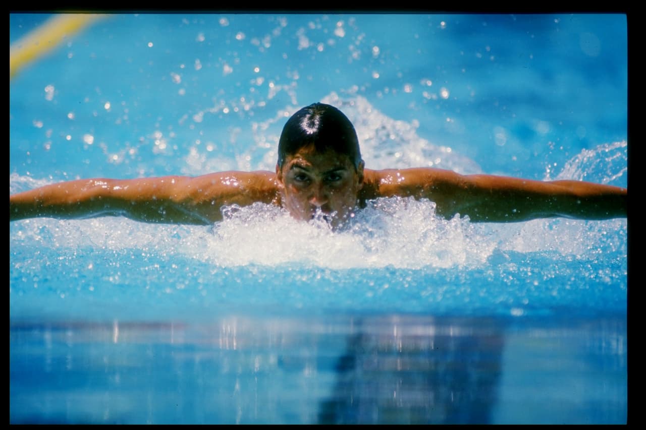 Pablo Morales, nadador con raíces cubanas, brilló en los Juegos de Los Angeles 1984. Ganó una medalla de oro y dos de plata en dichas justas.