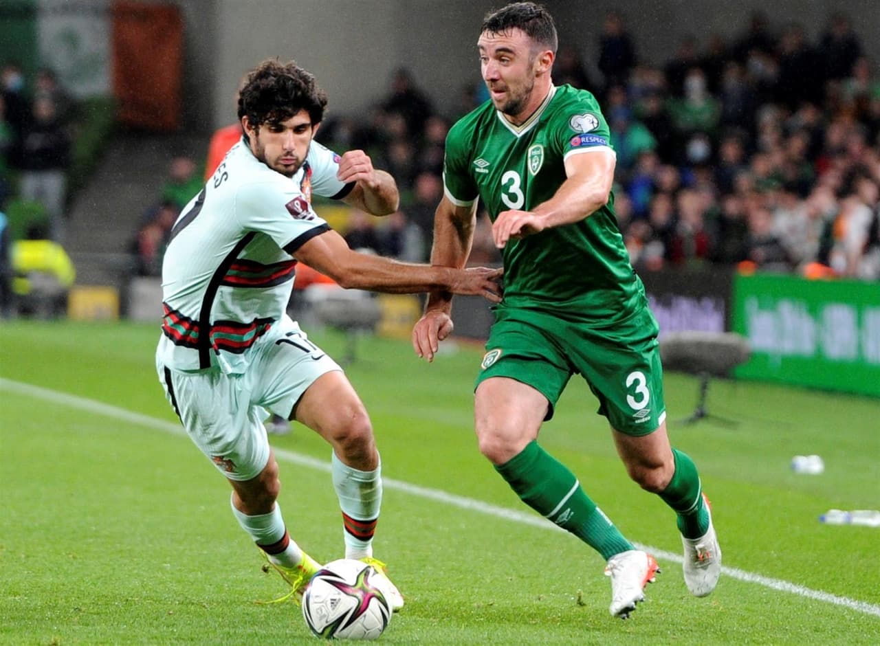 Portugal no puede ante Irlanda y se van 0-0 durante la fase de grupos de la UEFA, rumbo a la Copa del Mundo. La escuadra lusa se quedó con 10 hombres al minuto 81' y Cristiano no vio el gol. El conjunto del 'Bicho' se jugará el pase en Serbia.