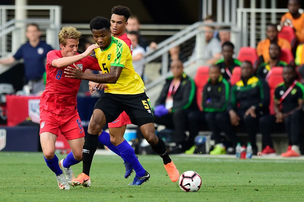 La selección de Jamaica derrotó 1-0 a Estados Unidos, con un gol de Shamar Nicholson, en un partido en el que los locales sufrieron la falta de puntería de sus delanteros y que vio como las atajadas del cancerbero de los Reggae Boyz lo convertían en figura.