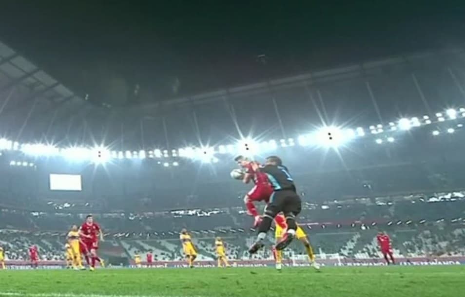 La mano de Robert Lewandowski que el árbitro no vio ante Tigres
