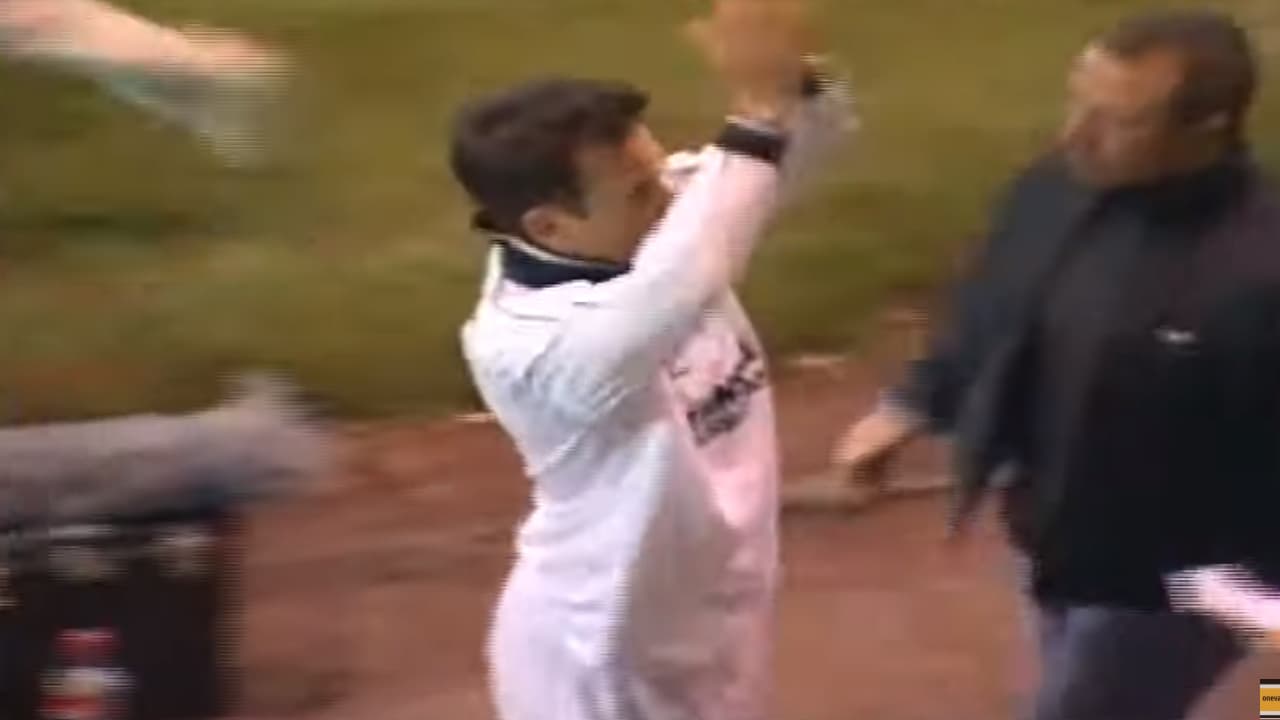 El cantante voló el esférico, le dieron ‘otra oportunidad’ y entonces, anotó. Fue así como entendimos por qué se dedico a la música y no al futbol. Manchester City perdió el duelo 5-2 y la leyenda del pop fue inmensamente feliz. Por cierto, en la 2019-20 de la FA Cup, se enfrentaron y el marcador fue 4-1 para el City; pero ese es otro cantar.