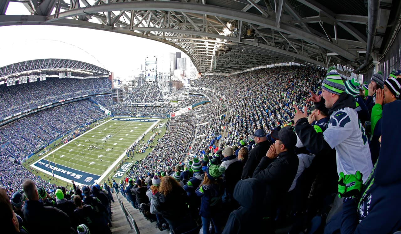 Este estadio es conocido como uno de los más ruidosos, algo notorio cuando los Seahawks de la NFL salen al emparrillado, pues cuenta con el record Guiness con 137.6 decibeles.