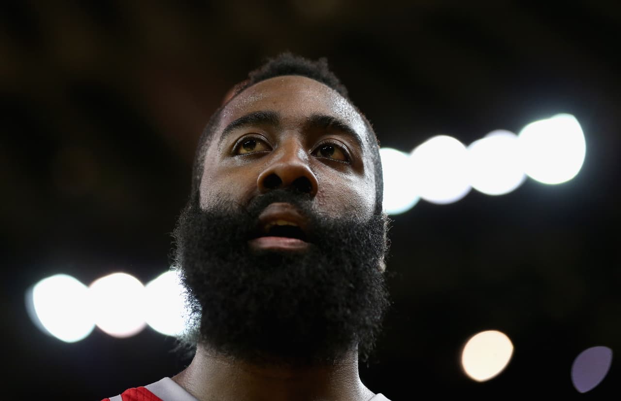 Así, James Harden, nacido el 26 de agoto de 1989 en Los Ángeles, se consolida como una de las grandes figuras de NBA con su juego esta temporada y con su personalidad antes los fanáticos.