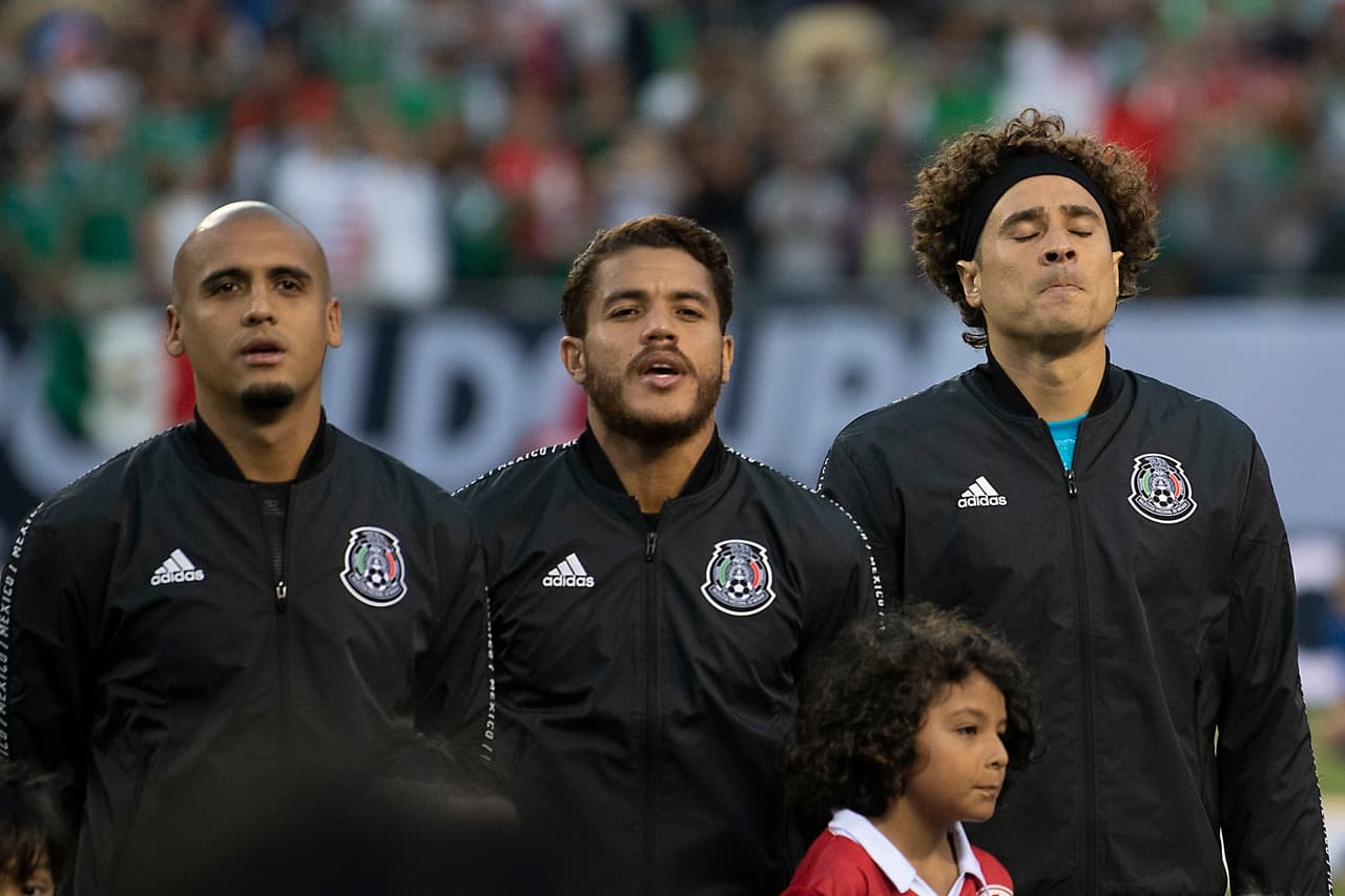 Jonathan dos Santos (centro) salió al terreno del Soldier Field para su partido número 41 con la playera del Tri.