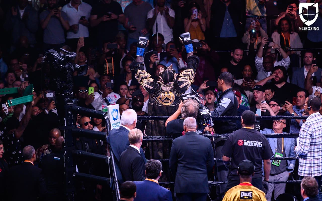 Deontay 'The Bronze Bomber' Wilder cumplió su promesa de noquear a Dominic Breazeale en la velada llevada a cabo en Nueva York. Al campeón del CMB le bastó un round para hacerlo.