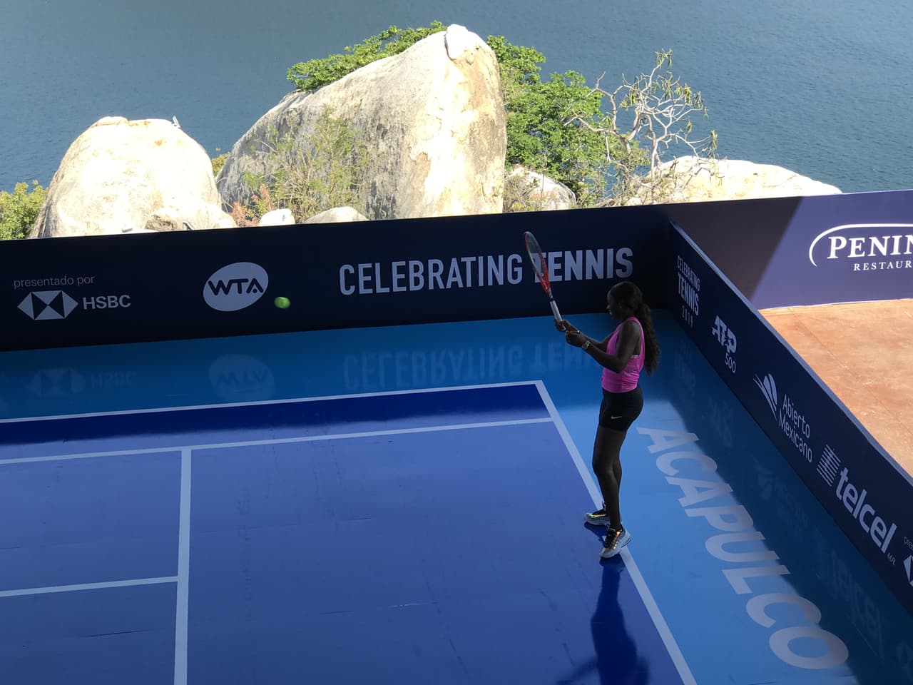 Y los deportistas empezaron a hacer lo suyo, con un leve peloteo en una cancha de dimensiones bastante diminutas.