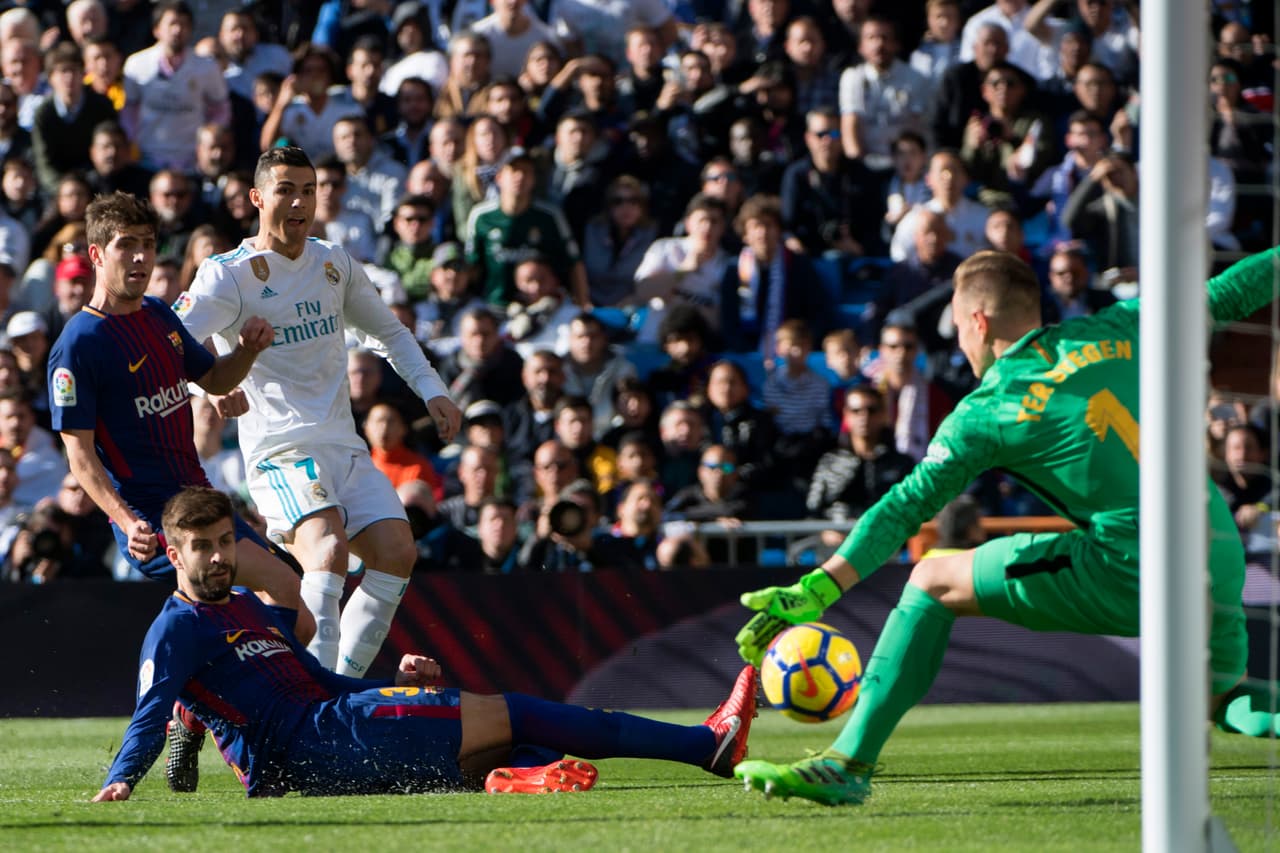 El Madrid volvió a acercarse con CR7 y este remate cruzado que Ter Stagen alcanzó a tocar con la pierna para mandar el balón al córner.