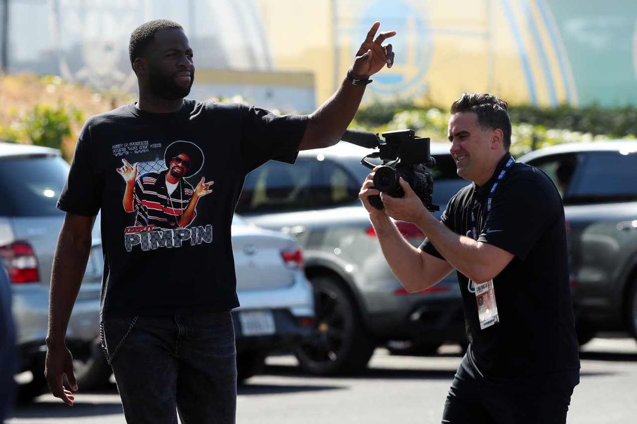 Los jugadores de Raptors y Warriors llegaron a Oracle Arena para la disputa del Juego 6 de las Finales NBA. Toronto busca destapar la champaña en patio ajeno y Golden State vivir un día más. Es el último partido NBA en la historia de Oracle Arena, en Oakland, ya que la temporada entrante el equipo se mudará al moderno Chase Center en San Francisco. Por ese motivo los aficionados acudieron a despedirse de la que ha sido su casa por más de cinco décadas.