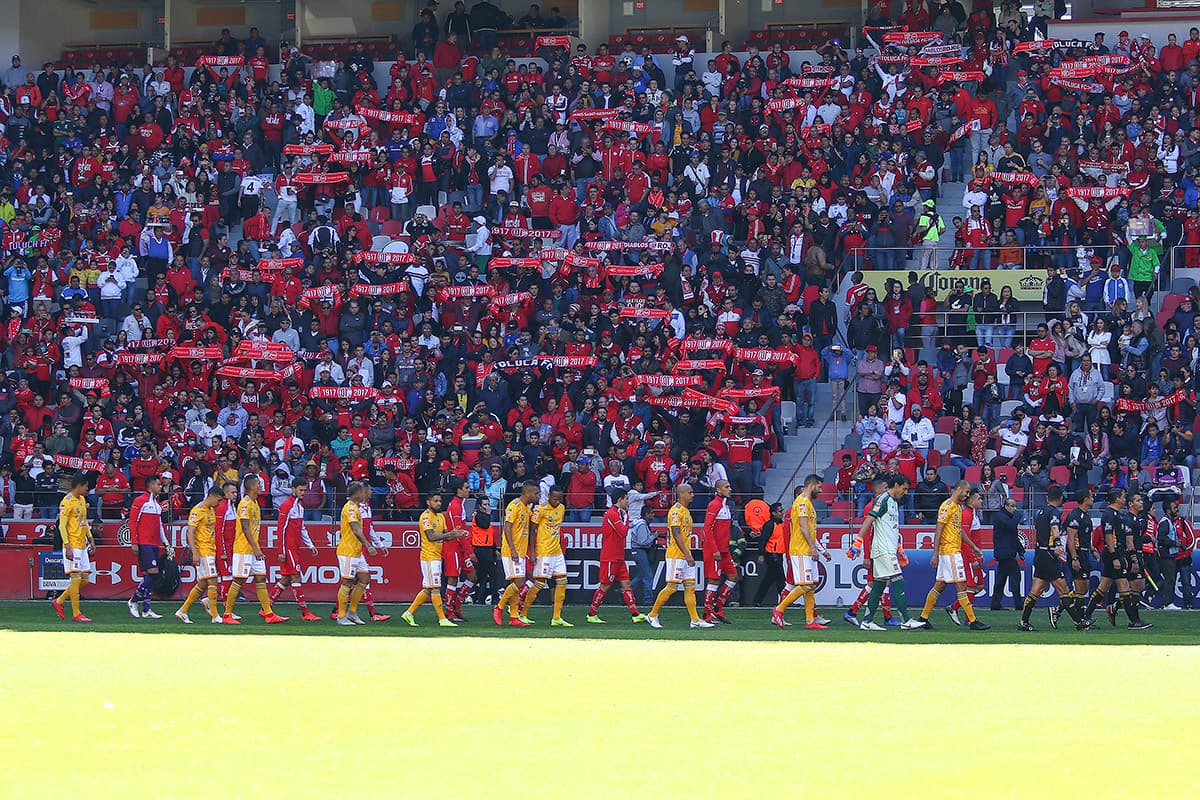 Un espectacular recibimiento a los protagonistas del partido.