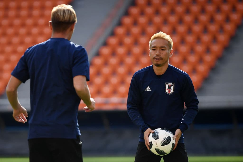Con un balón en las manos, el delantero del Pachuca Keisuke Honda, comparte con Yuto Nagatomo en la sesión de entrenamiento. Un juego crucial que puede ayudar a las aspiraciones de los asiáticos.