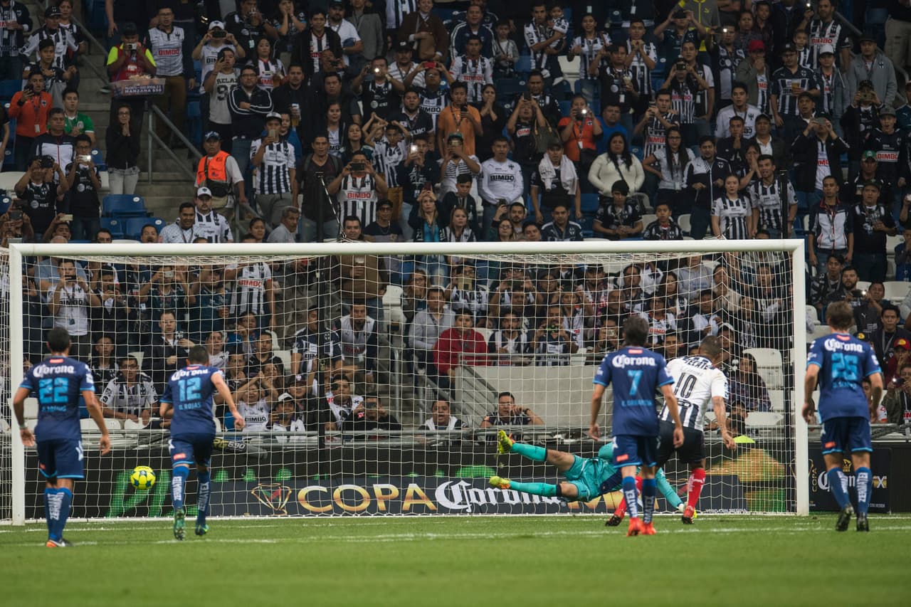 Pasados 10 minutos, quien se reportó en el marcador fue el colombiano Edwin Cardona desde el punto penal para darle la ventaja a Monterrey.