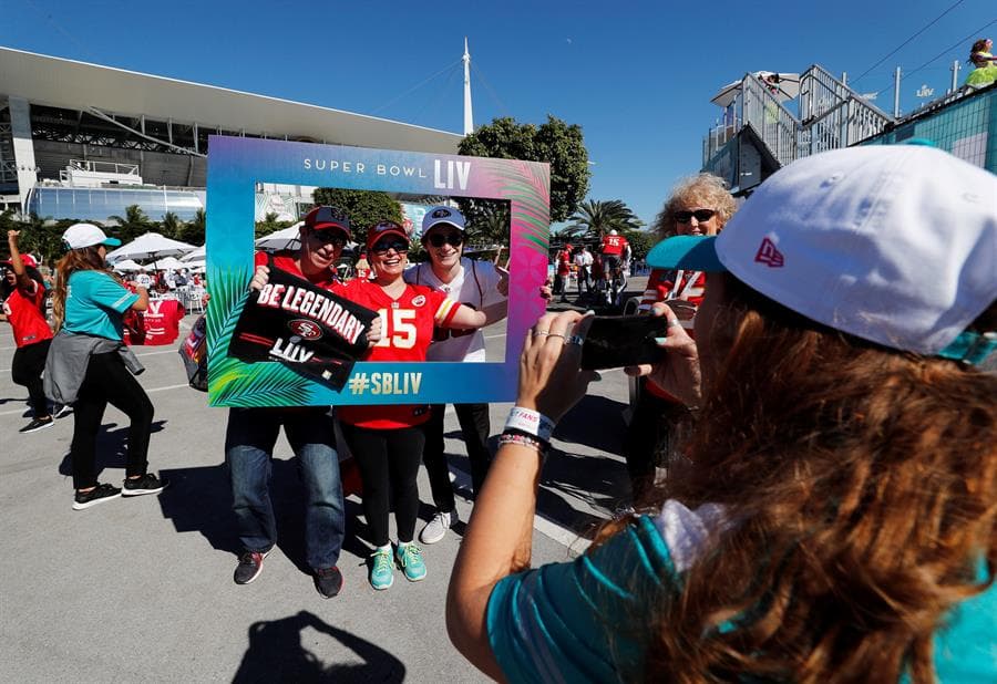 Así se vive el color en el Hard Rock Stadium de Florida previo al partido entre San Francisco 49ers y Kansas City Chiefs.
