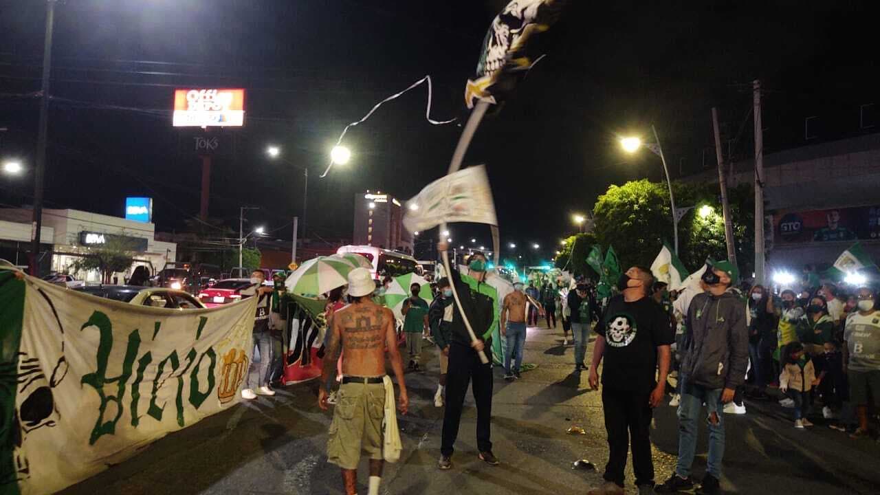 Así se vive la previa de la Semifinal de vuelta León vs Chivas | Los aficionados del conjunto esmeralda dejaron de lado los protocolos sanitarios para apoyar en el Estadio de León.