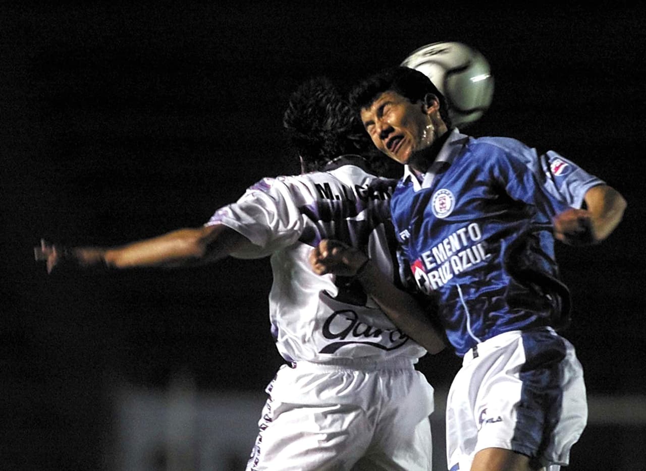 Alberto Macías (der.) fue defensa del Cruz Azul en el año 2000 para jugar 25 partidos. De ahí pasó al América en 2001, donde estuvo un año y disputó 11 juegos.