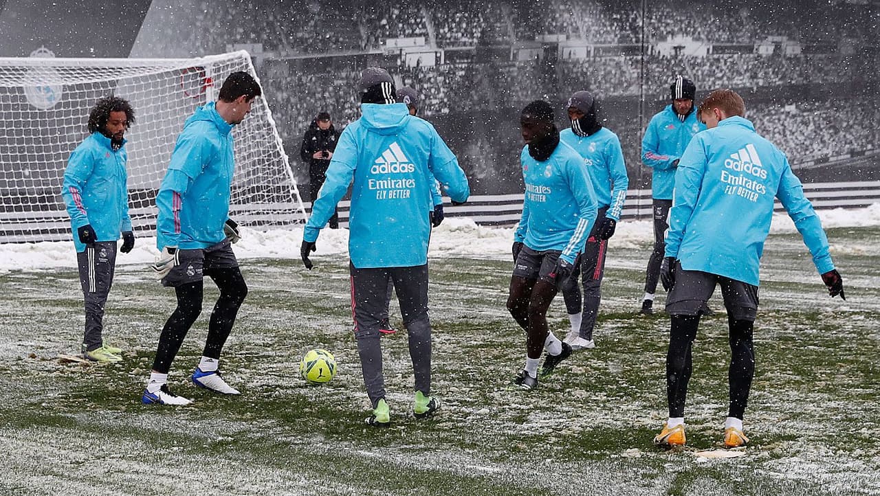 El Real Madrid preparó su próximo duelo contra Osasuna entrenando en la Ciudad Real Madrid bajo una tremenda nevada.