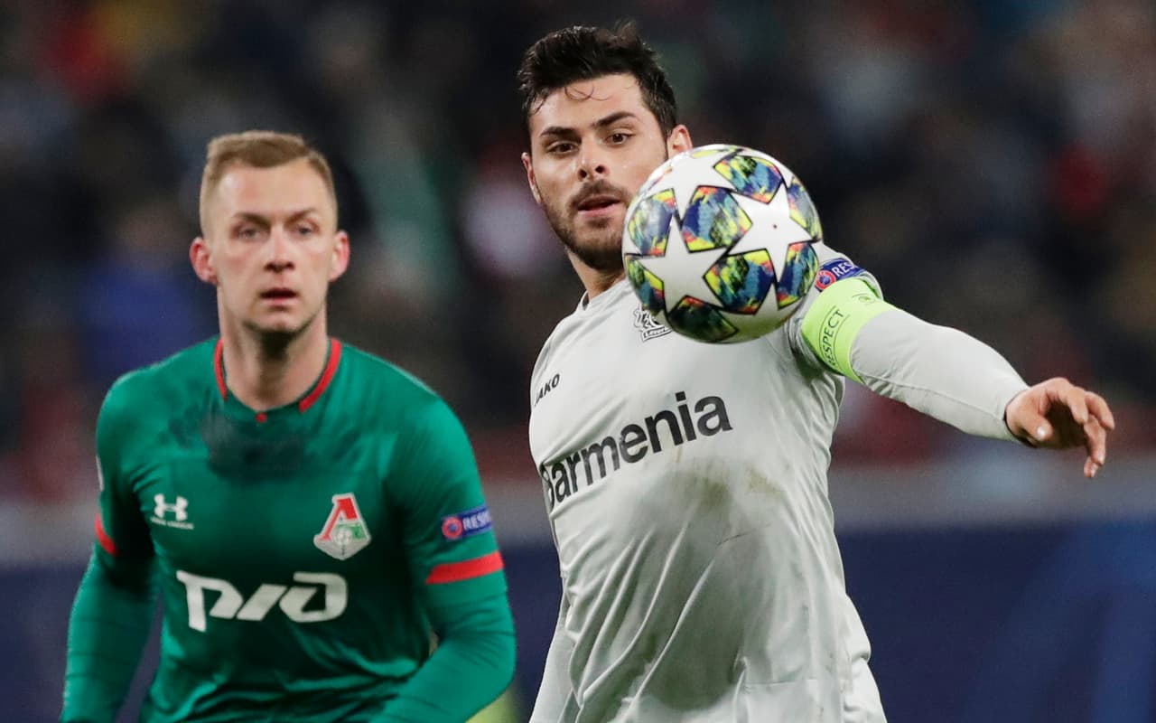 Kevin Volland lucha por el esférico en el juego aéreo contra Dmitri Barinov.