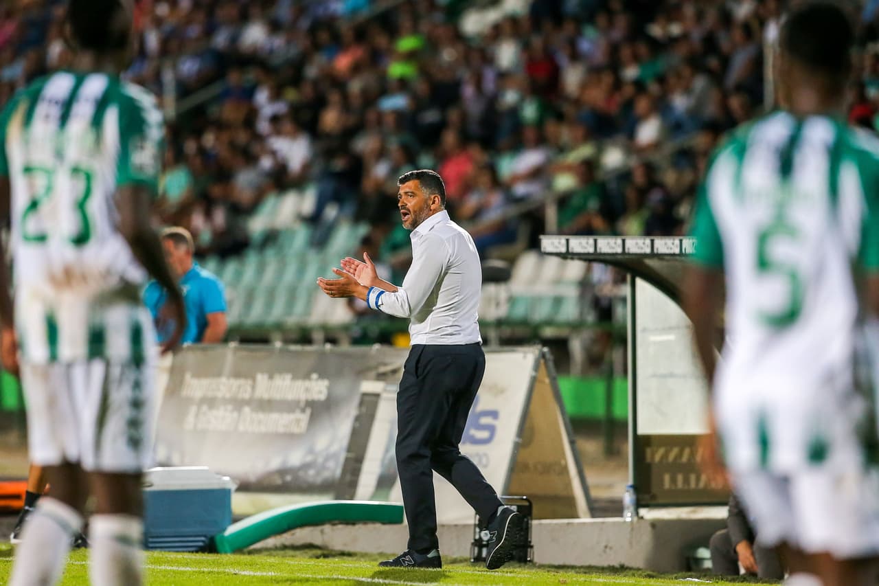 El técnico del Porto Sergio Conceicao (centro) felicita a sus dirigidos por la victoria con la que llegaron a 12 puntos en la Liga de Portugal.