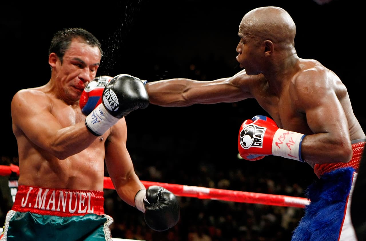 Llegó la dispareja contienda con Floyd Mayweather Jr en 2009. Márquez jamás había peleado más allá de las 135 libras. Perdió por decisión unánime.