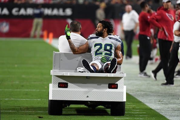 Earl Thomas le pintó al dedo a sus compañeros tras lesionarse