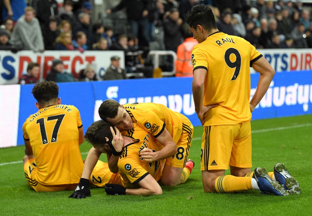 Raúl Jiménez (derecha) jugó 29 minutos conn Wolverhampton Wanderers en la buena victoria como visitante 2-1 sobre Newcastle United.
