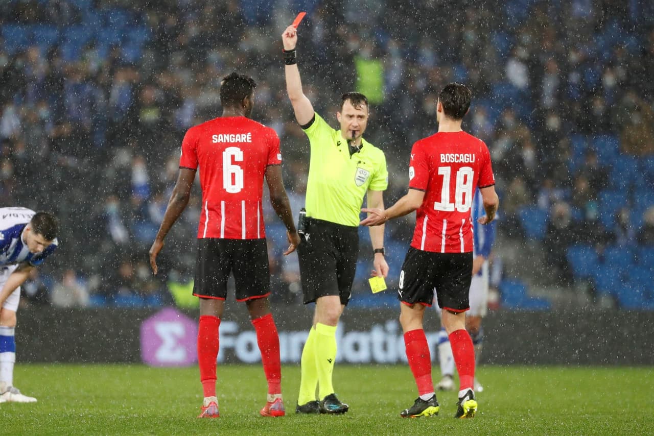 La Real Sociedad derrota al PSV 3-0 con doblete de Oyarzabal y anotación de Sorloth y consigue su pase a dieciseisavos de la UEFA Europa League. El mexicano Erick Gutiérrez abrió puerta para que cayera una de las anotacioines.