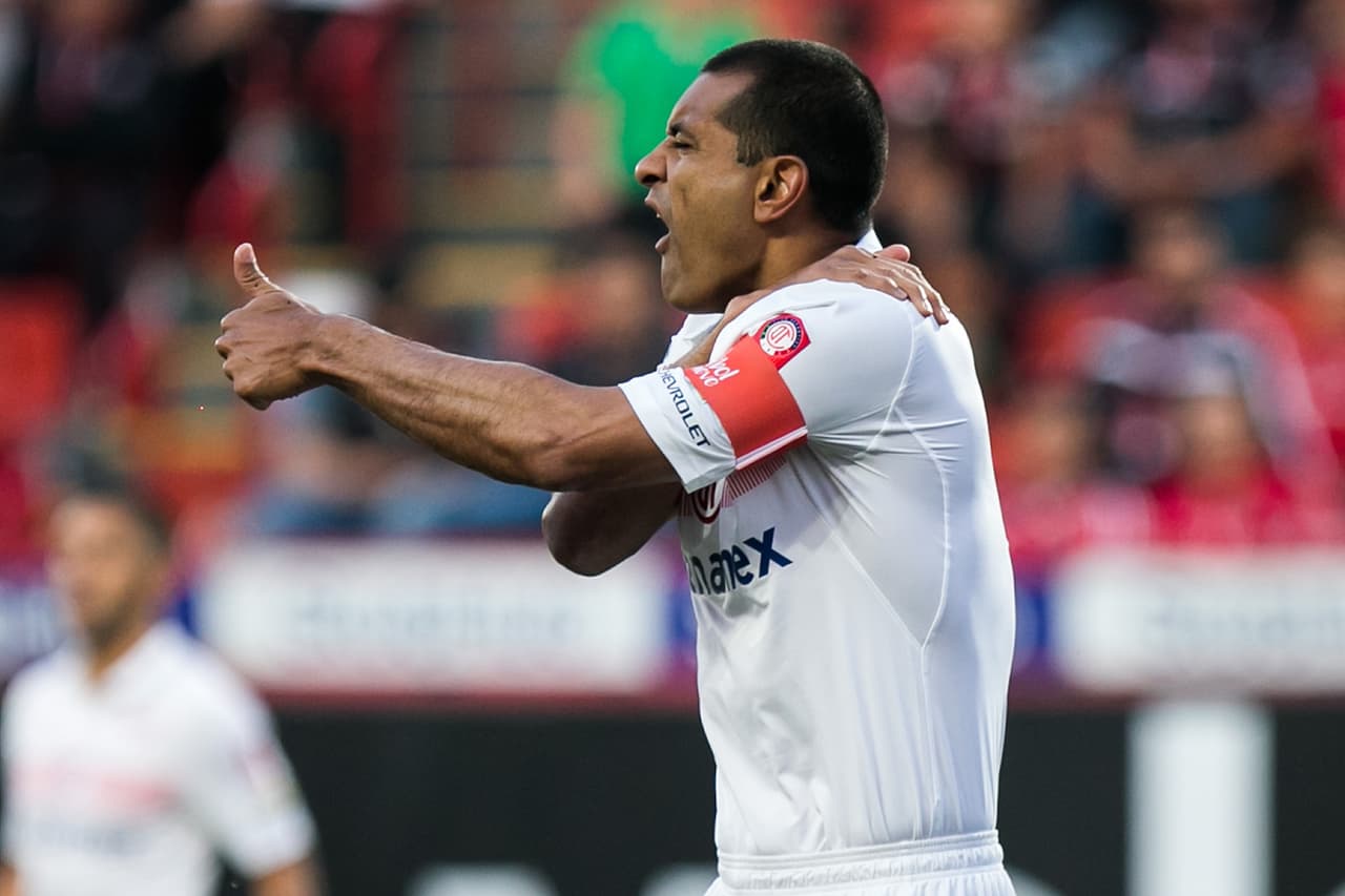 10 - Paulo da Silva - Paraguayo y defensa central levantó dos títulos con el equipo en el Apertura 2005 y 2008.