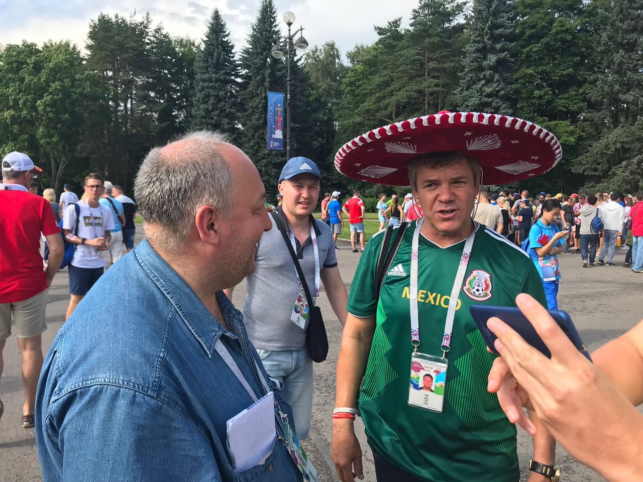 Fanático mexicano pone su colorido y alegría en la definición del tercer lugar del Mundial de Rusia 2018 entre Bélgica e Inglaterra en San Petersburgo.