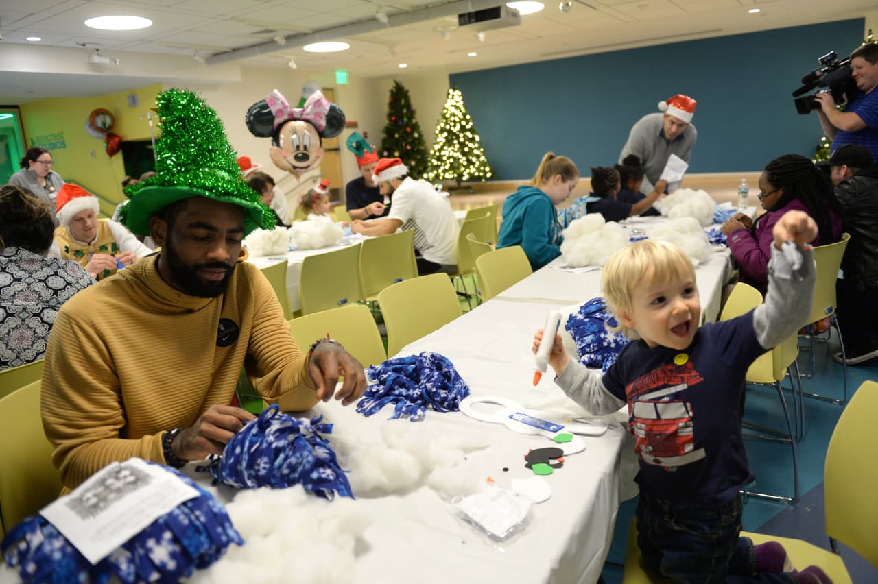 Aprovechando los días libres, desde su último juego el sábado 1 de diciembre, varios jugadores de los Boston Celtics fueron a visitar a niños enfermos de la ciudad.