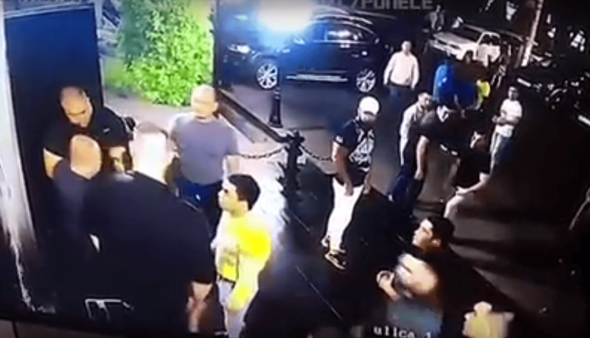 Los guardias de seguridad, vestidos con playeras negras, armaron una especial de muralla humana para impedirle el paso.