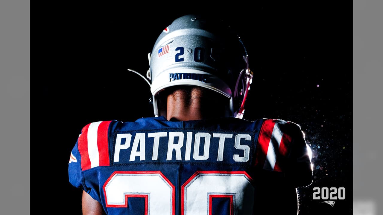 Los Patriots ya sin la presencia de Brady y en modo de reestructuración presentaron su nueva indumentaria para la temporada 2020 en la NFL. El color azul es muy similar al modelo color rush y el blanco es una adaptación combinando con las licras azules.